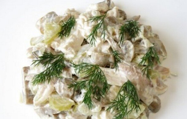 салат с грибами и курицей, заправленный  майонезом