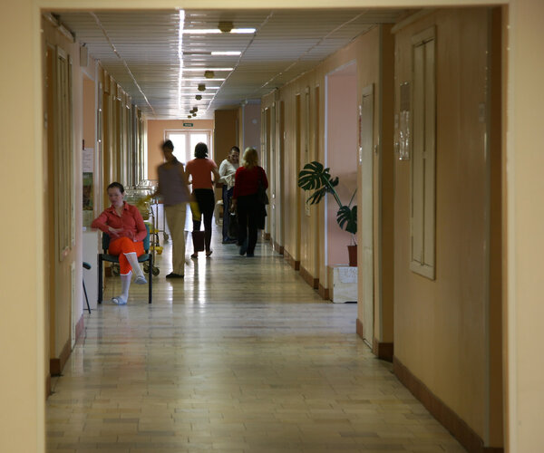 Из-за очередей в новгородских поликлиниках врачей планируют заставить работать по выходным