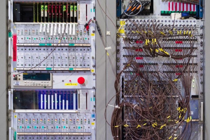 Белый дом получил право запрещать иностранным IT-компаниям вести бизнес в США. Степень угрозы со стороны иностранных компаний для технологического сектора США будут определять Комитет по разведке и Министерство внутренней безопасности.