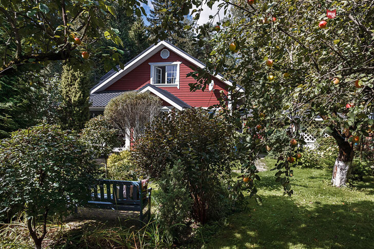 Фасад доме в тени сада