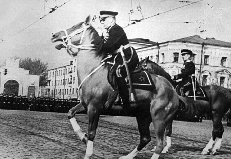 Источник: http://imperhans.ru/padenie-marshala-chto-sluchilos-s-zhukovym-vo-vremya-parada-v-sverdlovske-v-1951-godu/