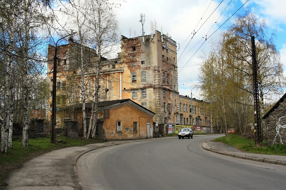 На этом фото сделанном 1 июня 2017 года хорошо видны башни завода.