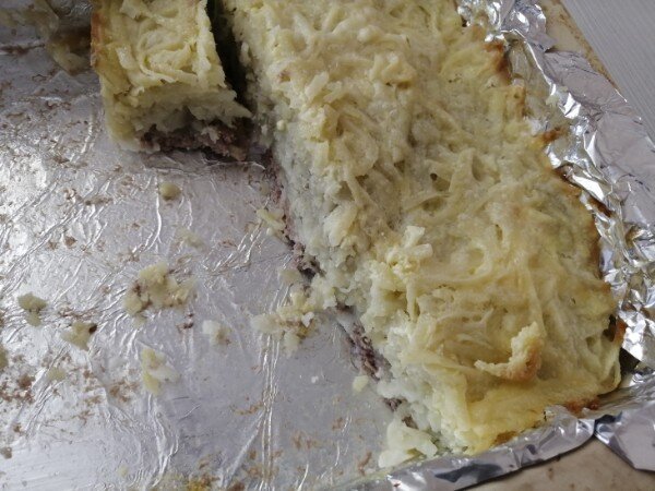 В фольге удобней, не пригарает. Блестящей стороной кверху. 