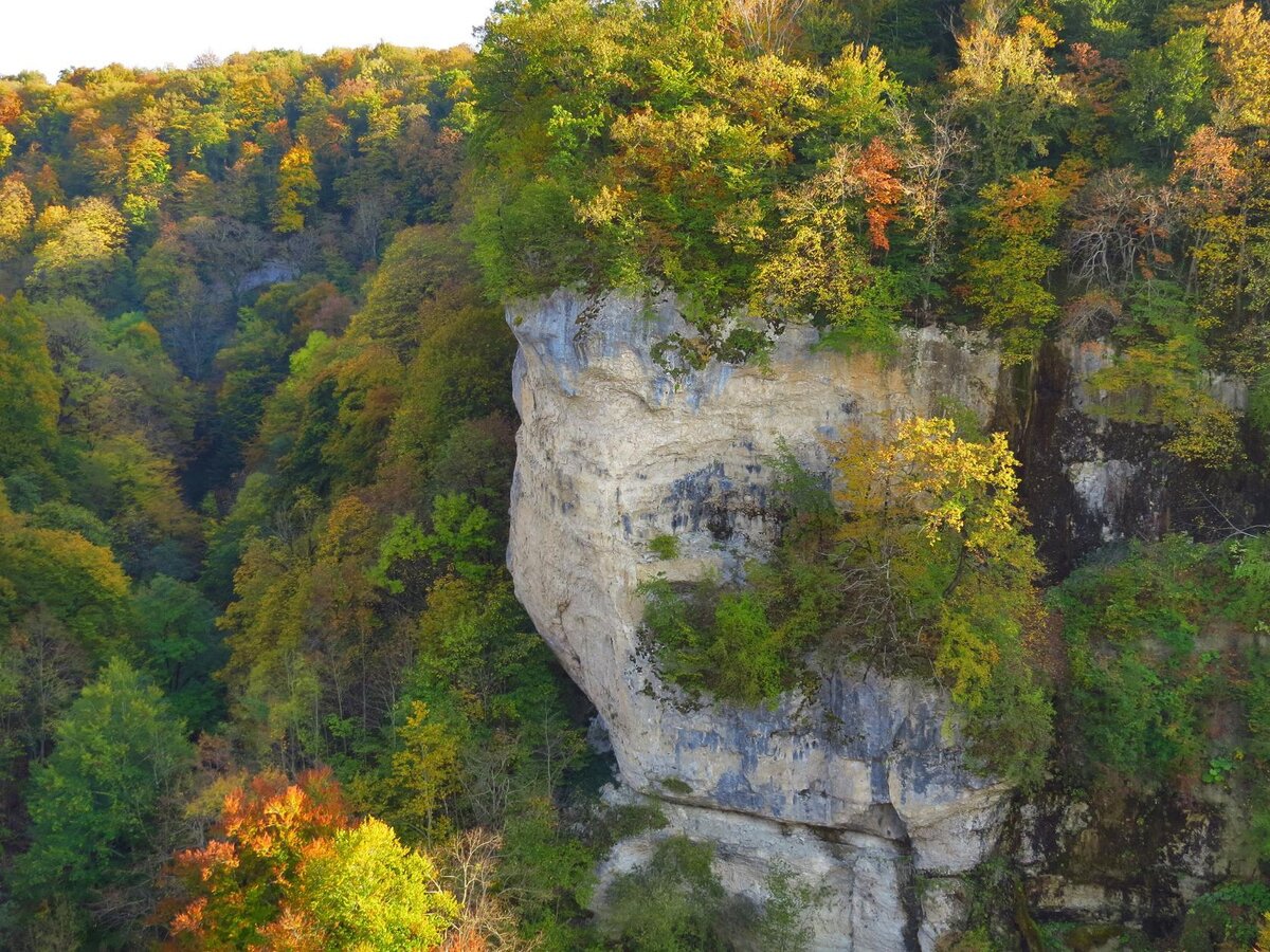 Скалы ущелья Мишоко. Здесь и далее - фото автора.