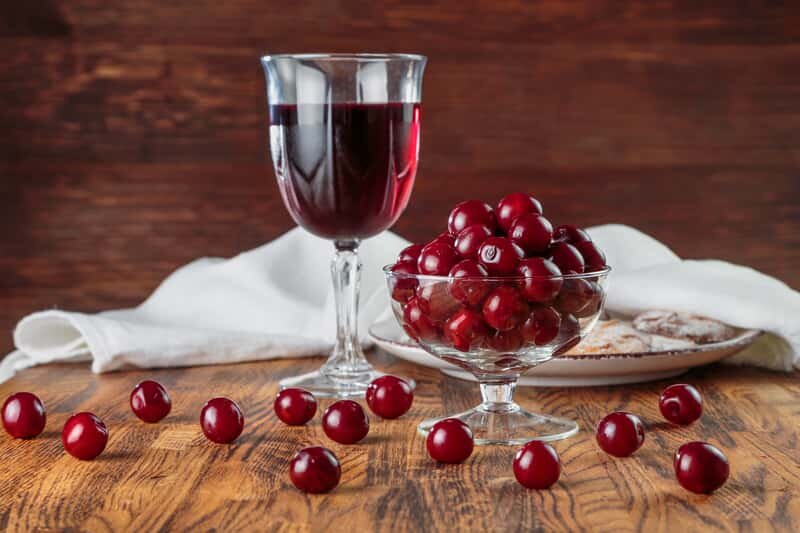 Как сделать вино из вишни — по проверенному рецепту с косточками и без