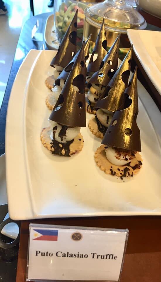 PUTO CALASIAO TRUFFLE. Шеф-повар Винс готовит трюфель "путё" Calasiao в качестве одного из десертов во время обеда друзей СМИ, в отеле "Монарх" в Каласиао, Пангасинан. Получивший название "белого золота Каласиао", "путё" - это маленький круглый рисовый пирог, благодаря которому город стал известен во всём мире и на протяжении многих лет. (фото в апреле M. Montes-Bravo/PIA Pangasinan).