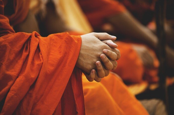 https://www.firestock.ru/wp-content/uploads/2018/07/Monah-ruki-religiya-vostok-Monk-hands-religion-east-5472--3648-700x466.jpg