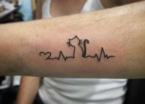 Татуировка «кошка, как продолжение жизненной линии