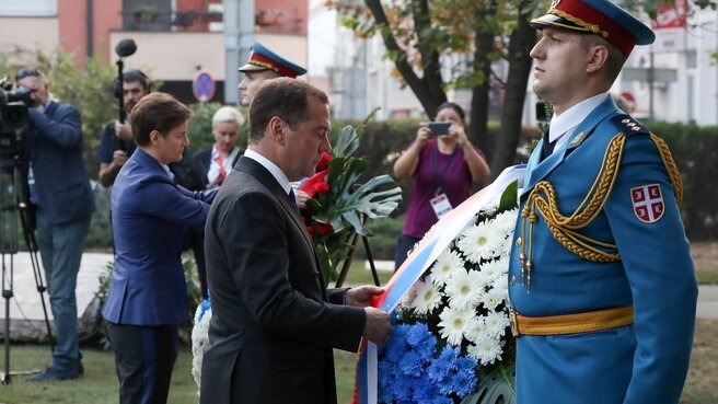 Д.А.Медведев и Премьер-министр Сербии Анна Брнабич возлагают венки к монументу советским воинам, погибшим при освобождении Белграда http://government.ru/news/38145/
