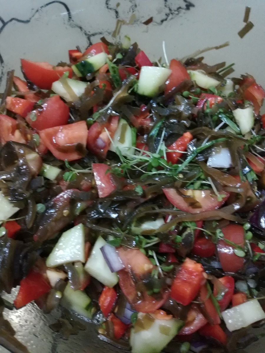 Супер-салат с микрозеленью Чиа на обед или ужин