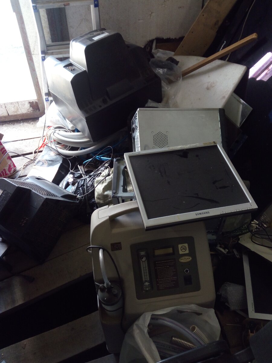 Эта куча уже сформировалась перед самым входом, так как совершенно нет времени, с чем либо разбираться, иногда очередное отданное устройство, просто залетает в эту кучу, сразу через порог.