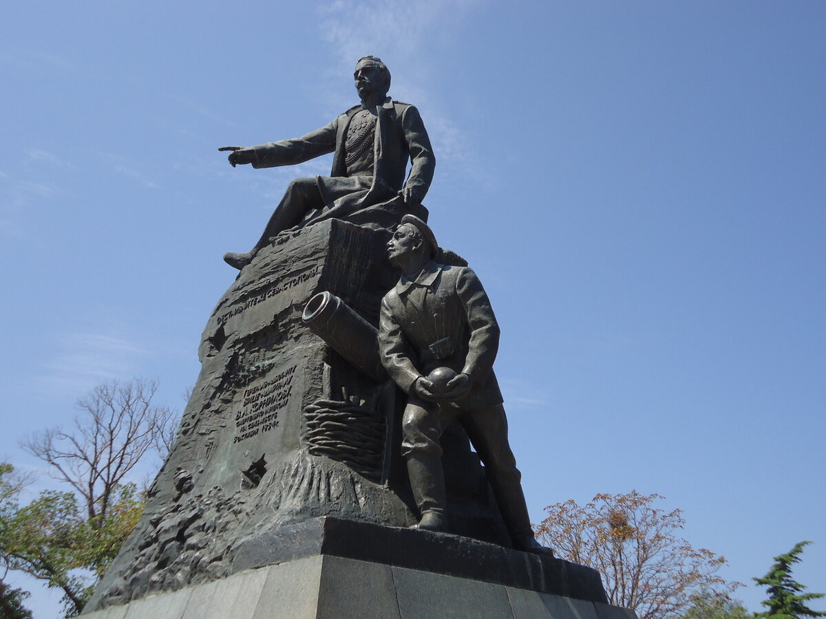 Памятник Корнилову. Внизу матрос Кошка с бомбой в руках.