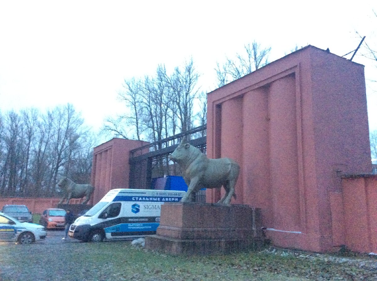 Бывший вход на комбинат. Теперь быки охраняют вход к жилым комплексам