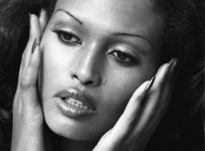 40 лет назад в советских кинотеатрах состоялась премьера итальянского фильма «Синьор Робинзон», который стал лидером проката в 1979 г. и одним из самых успешных зарубежных фильмов – его посмотрело больше 52 млн зрителей. Залогом громкого успеха стал не только захватывающий сюжет, но и актеры, сыгравшие главные роли – итальянский комик Паоло Вилладжо и экзотическая красавица родом из Эфиопии Зеуди Арайя. Ее называли самой красивой подругой Робинзона и одной из самых загадочных кинозвезд. Куда она пропала после своего триумфа и чем занимается сейчас – далее в обзоре.