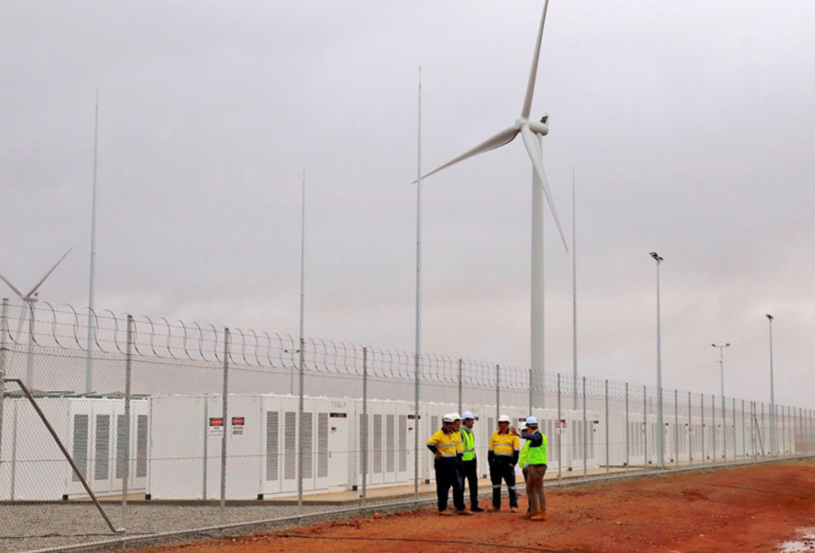 Инженеры ветряной электростанции  за работой