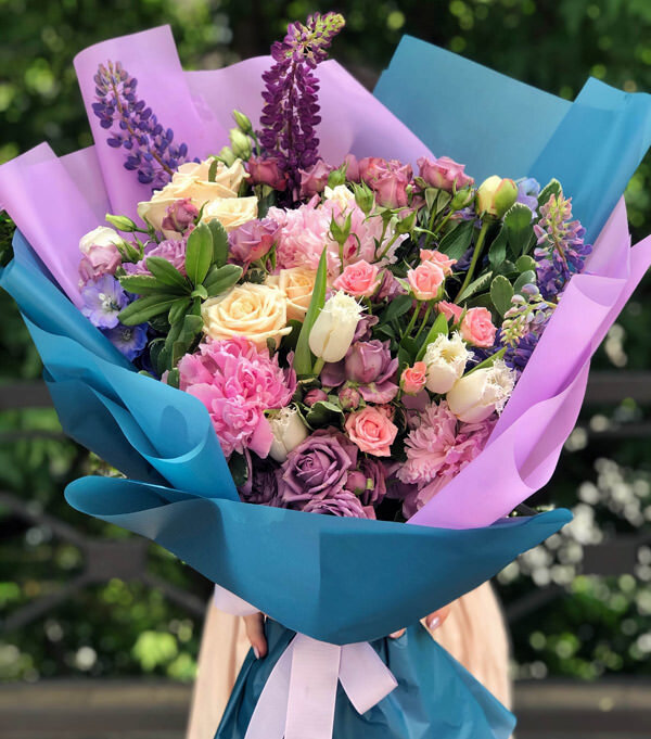 Очаровательные букеты цветов с доставкой прямо на торжественное мероприятие украсят ваш выпускной вечер.