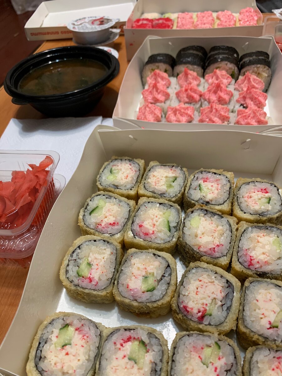 Набор роллов и мисс суп из ресторана «Суши Мастер»