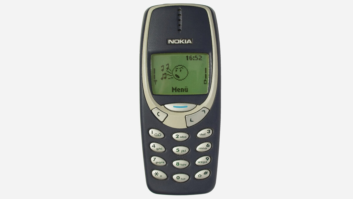 На фото Nokia 3310. Сейчас уже можно сказать, что это легенда среди кнопочных телефонов.