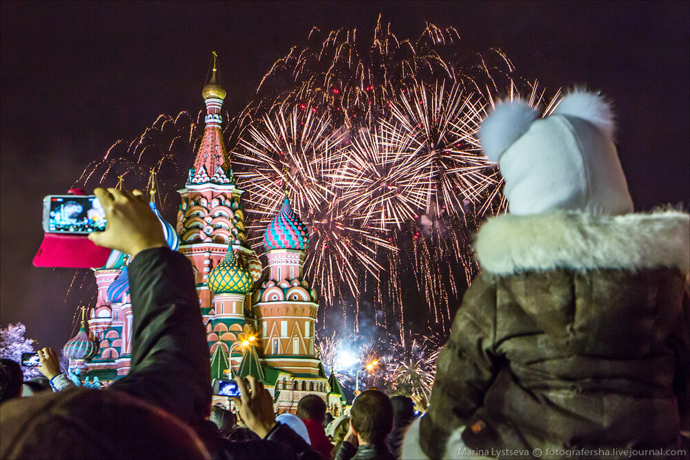 Отмечают 31 декабря. Празднование нового года. Красная площадь новый год. Люди на красной площади в новый год. Празднование нового года в России.