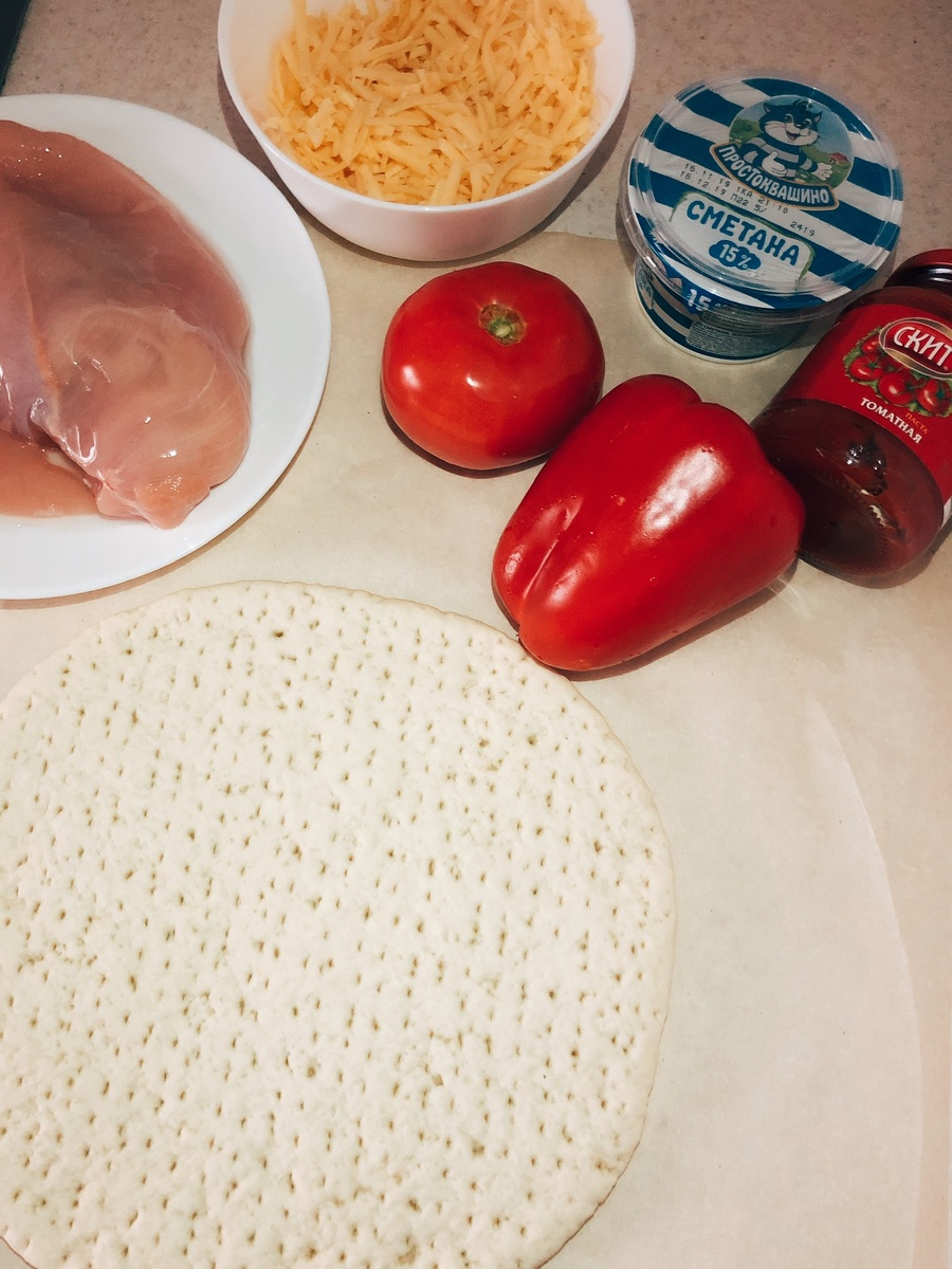 Основа для пиццы, помидор, перец, томатная паста, сметана, филе куриное.