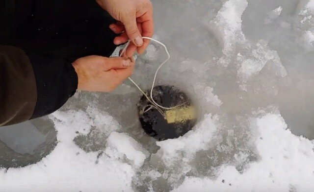 Хитрая идея как одному быстро протянуть шнур подо льдом толщиной в 1 метр и более не замочив руки