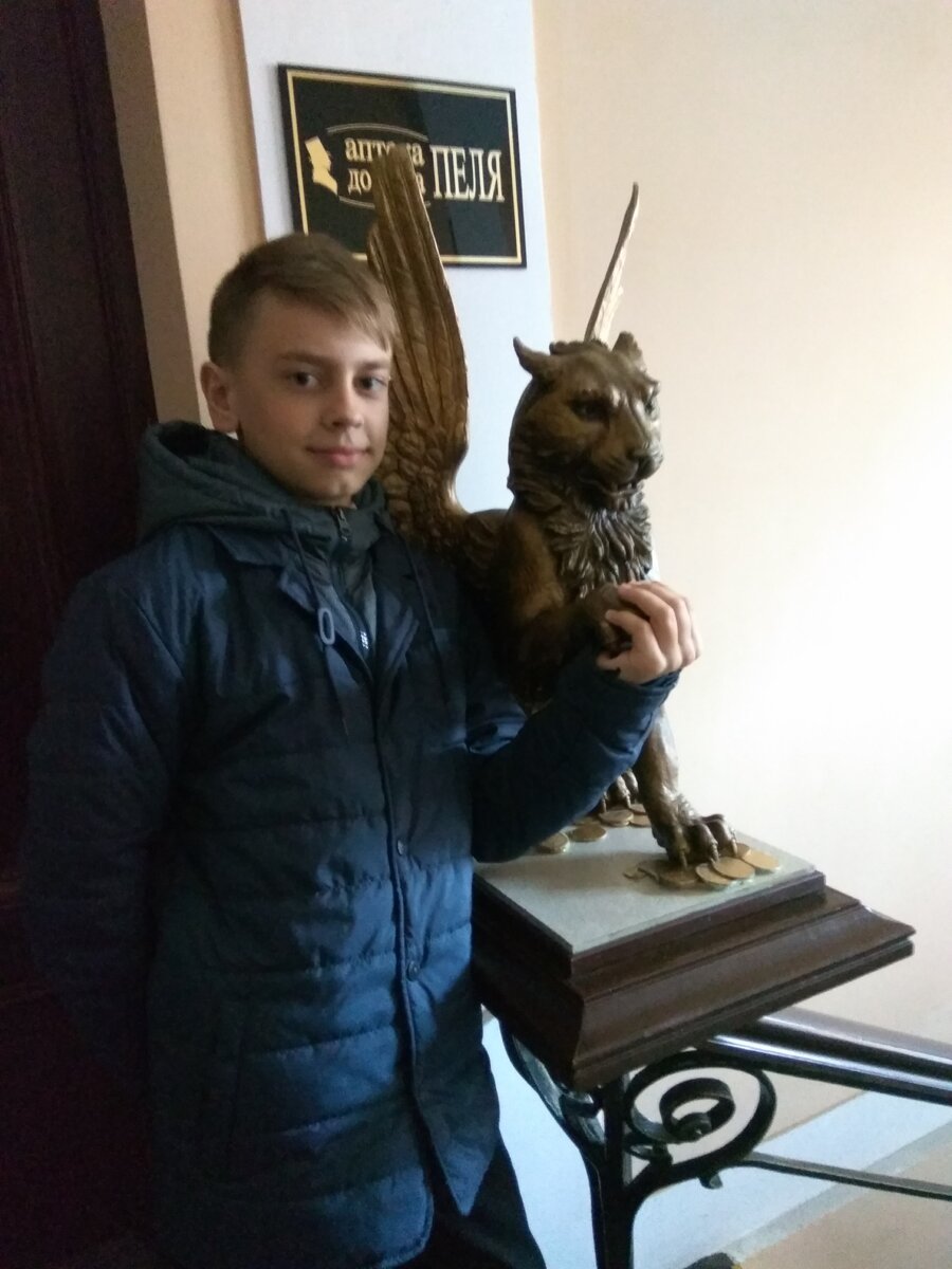 На входе нас встречает мистический грифон (фото автора)