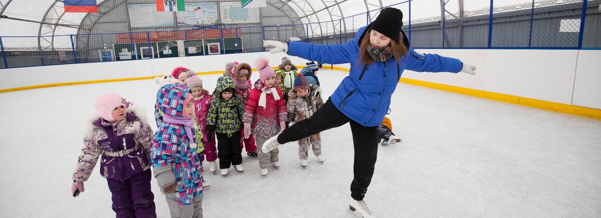 На катке шумно и гулко