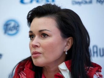 По словам журналистов, в больницу к Заворотнюк привозят годовалую дочь. 
По мнению скандального блогера Лены Миро, тяжелобольная актриса Анастасия Заворотнюк скоро покинет этот мир. Публицистка констатировала, что родственники звезды сериала "Моя прекрасная няня" не говорят ничего конкретного, а все заявления семьи завуалированы и неясны.

"Мне кажется, дело – вовсе не в желании избежать вмешательства журналистов. Журналисты вмешивались, вмешиваются и будут вмешиваться несмотря ни на что. А люди развлекали, развлекают и будут развлекать себя разговорами о том, что у Заворотнюк – опухоль мозга до тех пор, пока Настя, простите, не умрет", - пишет Миро.

По ее мнению, Заворотнюк страдает от неизлечимого вида опухоли, и диагноз "глиобластома" означает только скорую смерть.
"Один из ста протянет до пяти лет, причем все эти пять лет он будет возвращаться на операционный стол и проходить курсы химиотерапии, так как глиобластома имеет свойство вырастать вновь", – уверена публицистка.

Она подчеркнула, что большинство людей с таким диагнозом уходят на протяжении года, в чем, по ее словам, кроется причина молчания семьи Заворотнюк. По мнению Лены Миро, предать диагноз огласке равносильно заявлению о том, что человека скоро не будет.

"Счет идет на месяцы, а, может, и на недели", - не сомневается Миро.

На этом фоне друг мужа Анастасии Заворотнюк Петра Чернышева заявил, что сейчас артистка находится не в клинике и не в хосписе, а в реабилитационном центре..

"Она чувствует себя намного лучше. Если раньше головные боли изводили Настю так, что она не могла спать, то сейчас все нормализовалось. Боли не беспокоят. И со зрением стало лучше. Врачи говорят, что опухоли удалили удачно, не задели здоровых клеток. Петр говорит, что есть перспектива на выздоровление", - цитирует неназванный источник "Комсомольская правда".

До этого Заворотнюк была лежачей больной, а сейчас она ходит, нормально слышит и разговаривает. Также у нее проснулся аппетит, а врачи занимаются очищением ее организма от "отмерших генетически поломанных клеток".

"Врачи разрешили актрисе видеться с дочкой. Петя стал приносить Милочку к ней в реабилитационный центр, чтобы они повидались, поиграли. Мила - ей в октябре исполнился годик - узнала маму, протянула к ней ручки. Петя сейчас загружен работой, не может часто навещать жену, которая, конечно, сильно скучает по всем близким", - подчеркивает знакомый семьи.Он также рассказал, что Анастасия Заворотнюк якобы решилась на рождение ребенка в 47 лет, чтобы удержать мужа. 
"Настя стала утомлять Петра ревностью и какими-то упреками. Но она, как мудрая женщина, сделала все, чтобы сохранить семью, и приняла решение родить ребенка, чего бы это ни стоило. Ведь у Петра не было детей, а он очень хотел стать отцом", - уверен собеседник журналистов.

Ранее TopNews писал о том, что новое фото Заворотнюк подогрело слухи вокруг болезни актрисы.