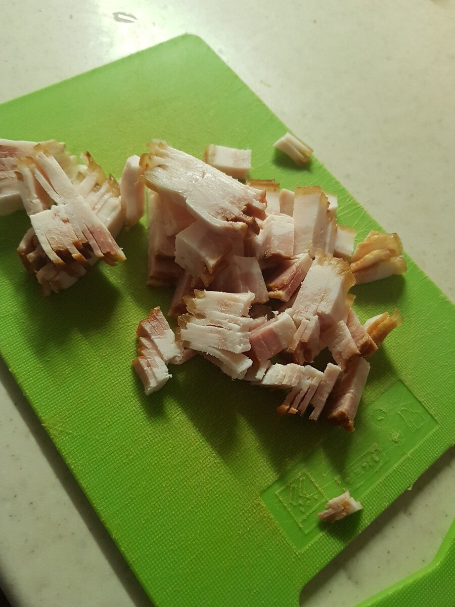 Бекон был нарезан пластинами , я только измельчила его на кубики
