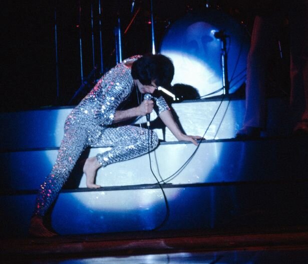  Фредди всегда старался привнести несколько театральных ноток в свои выступления с "Queen"