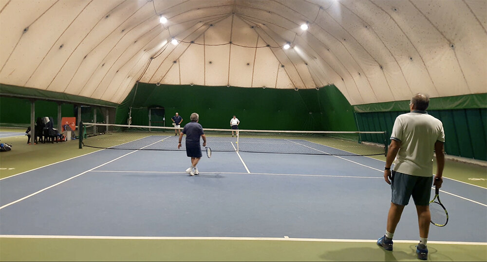 Игра в теннис четвером.