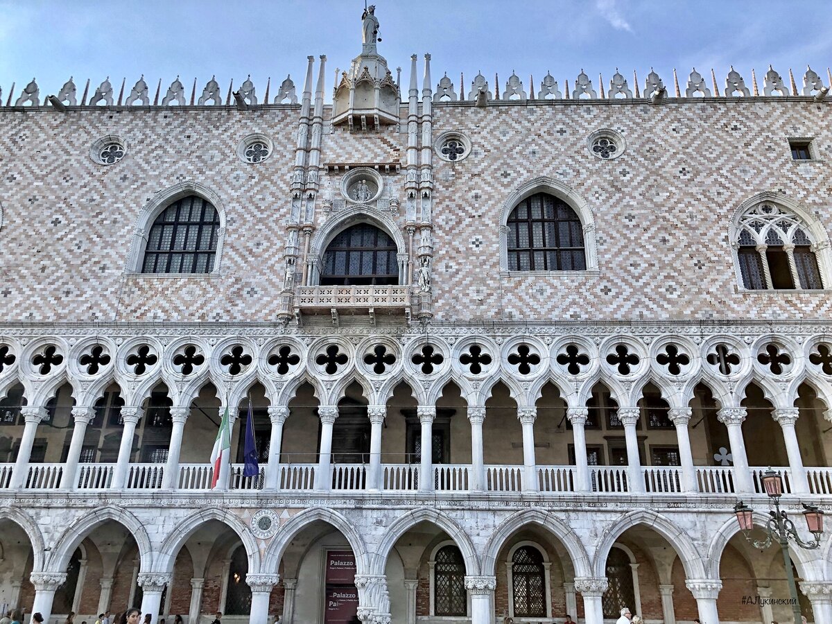 Дворец дожей в венеции. Бумажные ворота дворца дожей. Палаццо дукале дворец дожей. Дворец дожей йошкар-ола. Адрес дворца дожей.
