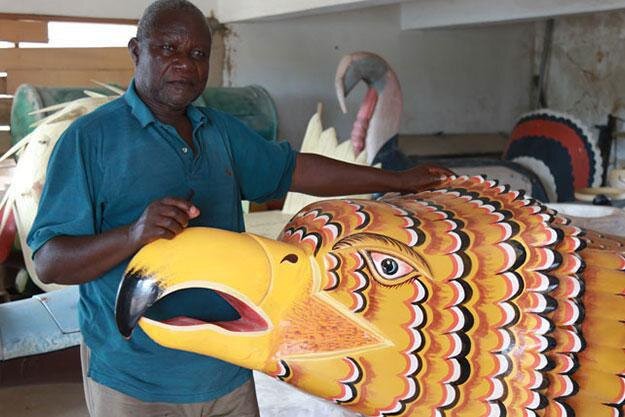 Джозеф Ашонг со своим произведением. Фото: открытые источники.