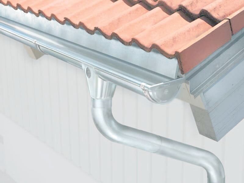 При выборе типа водоотвода необходимо учитывать такие параметры зданий, как профиль кровли, её конструкция, площадь и длина скатов, температурный режим внутри помещения, количество осадков.