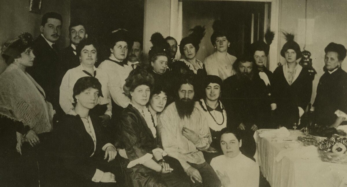 Распутин на чаепитии с почитателями, 1910. Источник: wikimedia.org