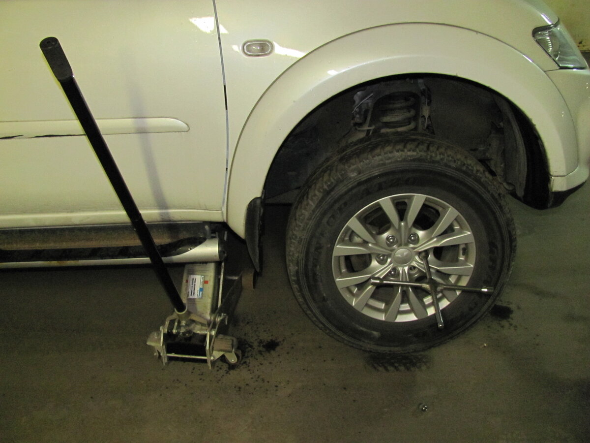 Поддомкрачиваем тяжелый внедорожник с упором в раму