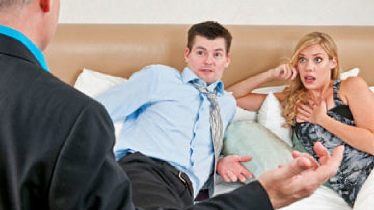 Мне 26 лет, девушке 25 лет. Встречаемся вместе два года, дело идет к свадьбе. В наших отношениях был промежуток, когда моя девушка захотела со мной расстаться, объясним это отсутствием чувств. Мол любовь пропала, а дальше смысла нет идти вместе по жизни. 3 Месяца я парил ей мозг что люблю ее, что хочу быть только с ней, хотел вернуть, на все свои попытки человек давал отказ, предлагала мне сохранить дружеские отношения.
Несколько раз виделись "как друзья", и постепенно постепенно снова сошлись. отношения стремительно пошли в гору, снова вспыхнули чувства с ее стороны. Подумываем о браке и о детях.
Я ее спрашивал часто, было ли что во время нашего расставания с кем то? Но она говорила, что ни с кем у нее ничего не было, мол просто переосмыслила все, и поняла, что я ее единственный.
Тут не давно залез в ее старый ноутбук, которым она сама редко пользовалась, и увидел, внимание, на рабочем столе фотку, где она стоит с мужиком с работы.
Я сразу ткнул ее в ноутбук, мол что это такое? выяснилось, что этот чувак женат, ей плакался на семейную жизнь, что будет разводится, а она (моя девушка) ему сильно нравится. По всякому разному к ней подкатывал. И она под моим давлением призналась, что один раз у них была половая связь, после чего она чувствовала себя мерзко и жалела об этом. Очень боялась, что это все всплывет, когда мы снова сошлись, и вот всплыло..
Были слезы, истерики, куча принятых успокоительных, несколько раз отпрашивалась с работы..очень переживает за свою ошибку. Видно, что переживает искренне. но я никак для себя не могу отпустить эту ситуацию. Периодически ей об этом напоминаю, что опять приводит к истерикам.
Внимание, вопрос? Как мне поступить дальше? я человека очень люблю, но доверие восстановить не могу. Как быть дальше? Человек действительно сожалеет и заверяет, что никогда в жизни ничего подобного себе не позволит. 
Возможно ли дальше плыть на этой лодке, в которой уже была одна пробоина?
Посоветуйте, кто что думает.
P.S: Сам я был верен, ничего подобного в период расставания себе не позволял.