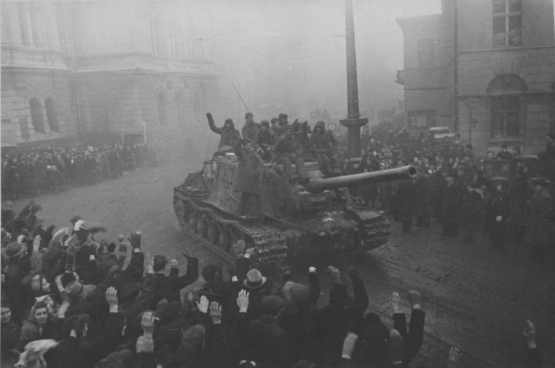 Так в Варшаве в январе 1945 года встречали Красную Армию. Постановочным назвать этот снимок язык не повернется.