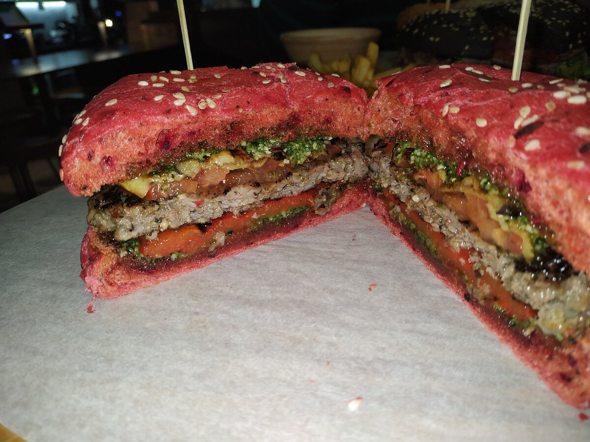 Обратите внимание, сколько начинки и как равномерно она распределена. Кажется, что котлета тонкая и ее "будет сложно понять", но после первого укуса понимаешь - тут всё именно дополняет котлету. Почему в России не могут так приготовить?