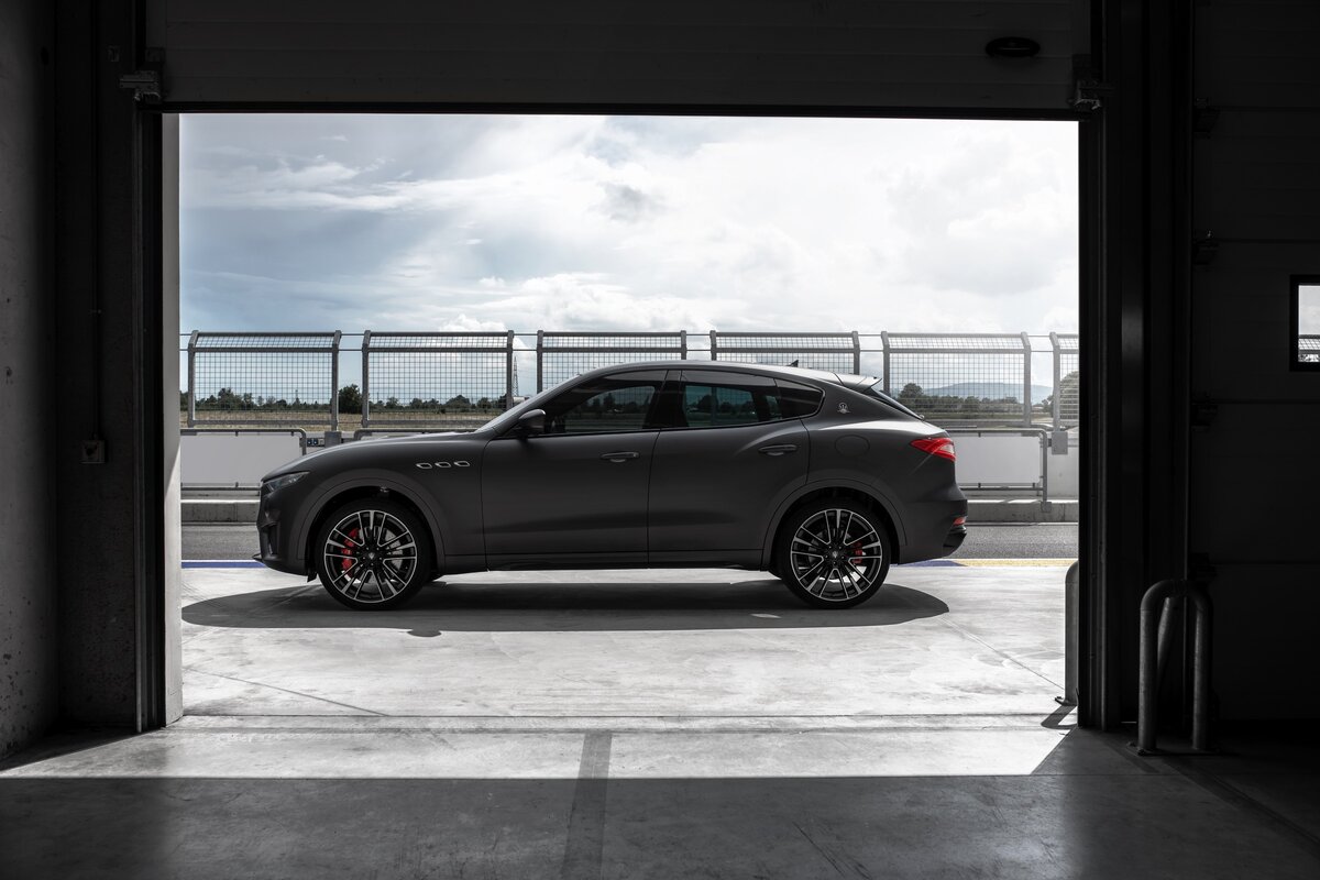 Внутри Maserati Levante Trofeo всё ещё бьётся правильное «сердце». Это твин-турбо V8 3.8 мощностью 580 л.с. и 730 Н•м. В России Levante Trofeo стоит 13,3 млн рублей.