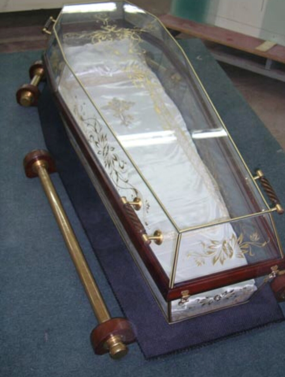 гроб с окошком коронавирус фото