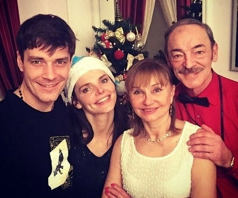 Михаил Боярский с женой Ларисой Луппиан и детьми Сергеем и Елизаветой