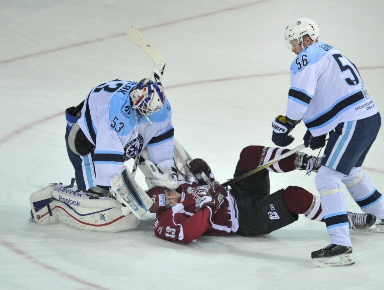 На фото: Александр Салак и Сергей Гимаев освобождают для себя место в составе Динамо Рига. 
