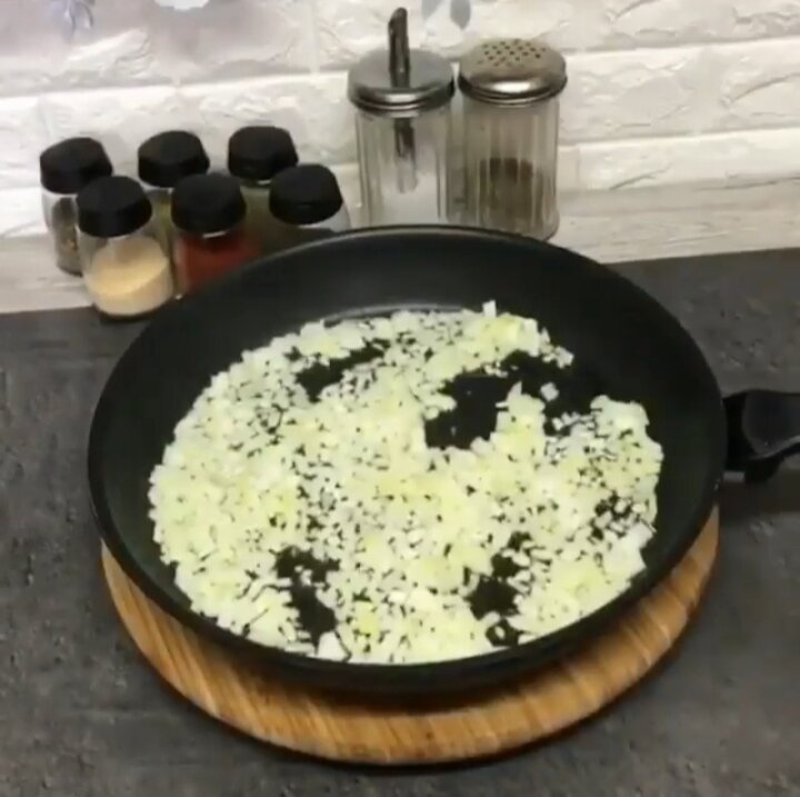 Обжарить лук