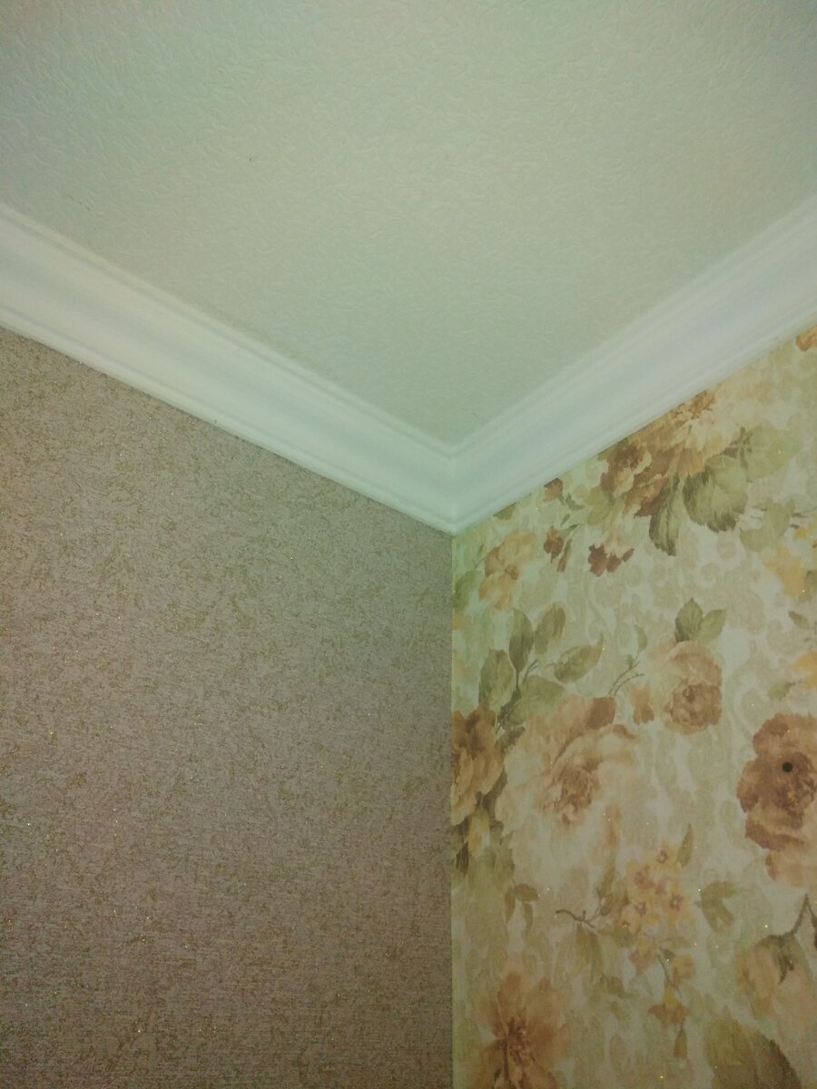 В спальне в изголовье одна стена с пастельными цветами