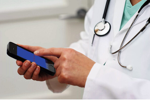 Источниками могут быть: язык жестов, устная речь, готовые записи.
В лингвистике транскрибация является важнейшим компонентом социолингвистики, диалектологии, анализа разговора и фонетики. Также транскрибация — это неотъемлемая часть технологии распознавания речи.
Транскрибация также распространена и в юридической отрасли. Например, в уголовных процессах — во время судебного слушания записывается всё, что происходит, в частности, записи подлежат свидетельские показания. Расшифрованные записи могут быть представлены в качестве доказательства в суде.
Другая сфера применения — медицина. Записанные голосовые заметки врача превращаются в письменную копию медицинской карты пациента, выписанных рецептов и информации об аллергических реакциях. Такая практика облегчает оказание медицинской помощи пациенту независимо от его местоположения.
Транскрибация также полезна при составлении рекламных кампаний. Расшифровка рекламных видео- и аудиоматериалов делает рекламные сообщения понятными.
Обработка транскрибации — это длительный процесс. Получив файл, менеджер бюро переводов определяет, к какой категории он относится — финансовой, юридической, медицинской или другой. Такая проверка помогает руководителю проекта выбрать подходящего эксперта в предметной области для обработки транскрибации. Расшифровщик прослушает или просмотрит запись и сделает письменную копию исходника. Позже, если клиенту это нужно, приступают к переводу.
Транскрибатор работает только с одним языком, и должен безупречно им владеть.
Транскрибатор имеет дело только с информацией, поэтому нет необходимости в знании разговорных фраз.
Транскрибатор оперирует двумя разными форматами — звуковая запись и текст.