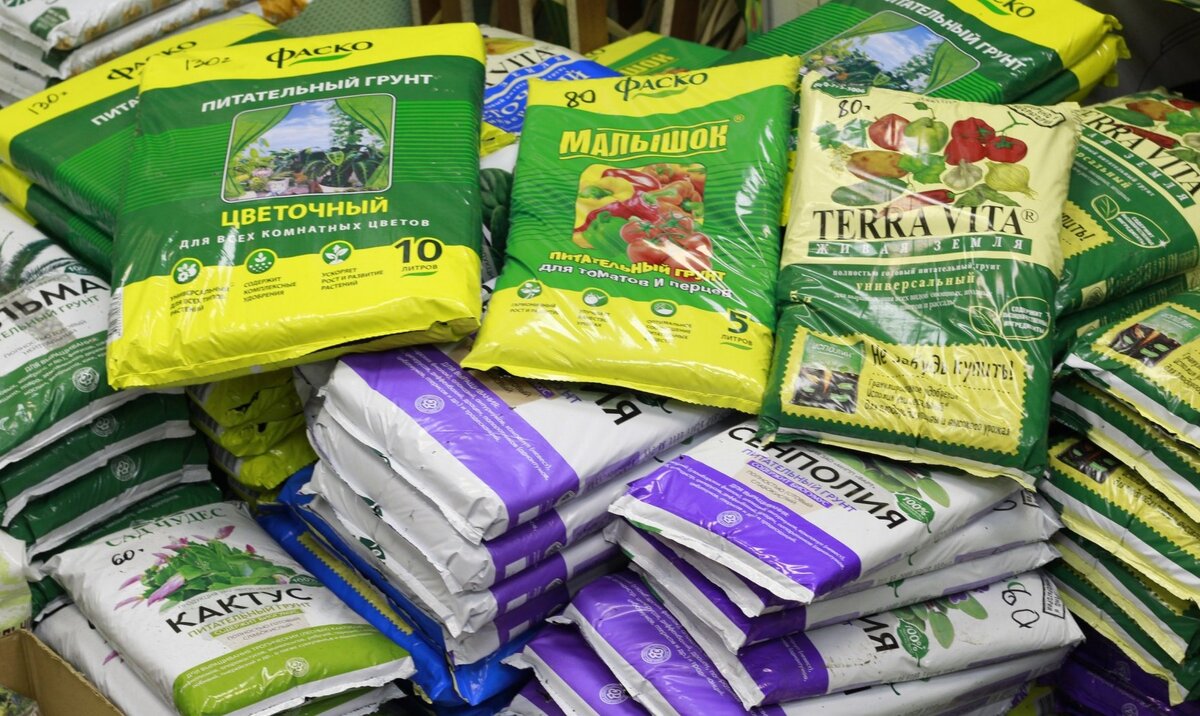 Многообразие грунтов в магазине. Фото из Интернета, для примера.