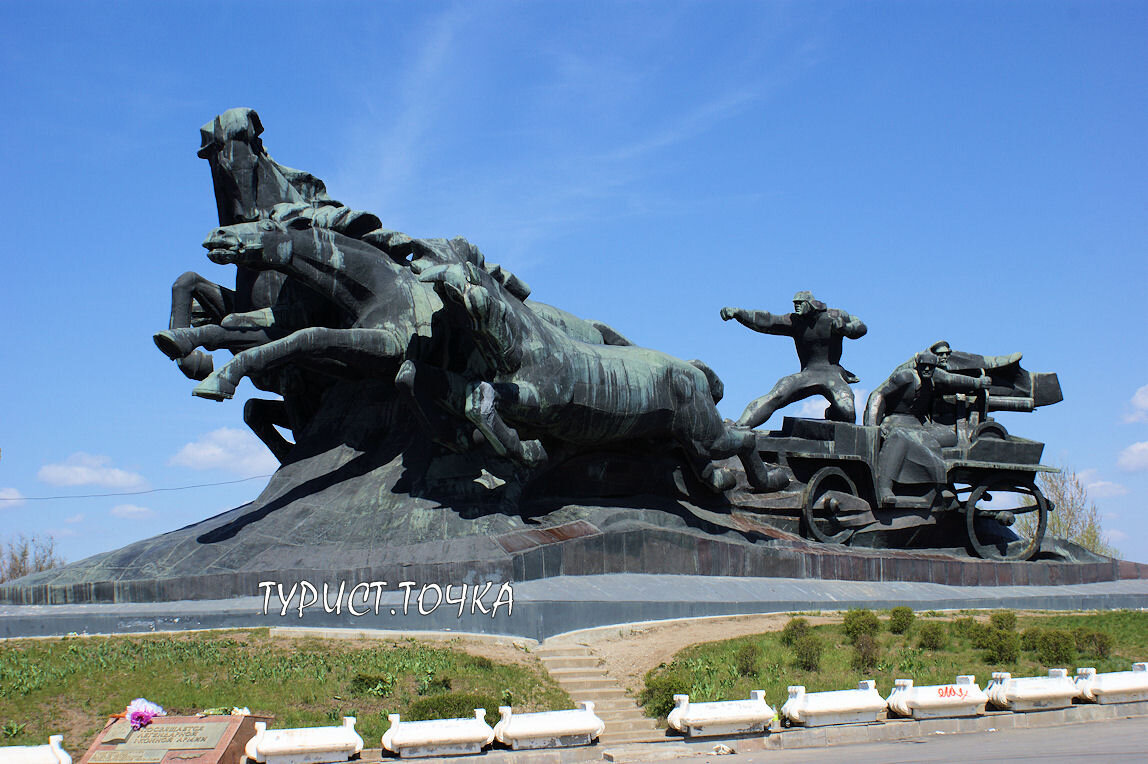 Тачанка ростовчанка наша гордость и краса. Тачанка памятник в Ростове. Тачанка ростовчанка памятник. Памятник тачанка ростовчанка скульптор. Скульптура тачанка в Ростове на Дону.