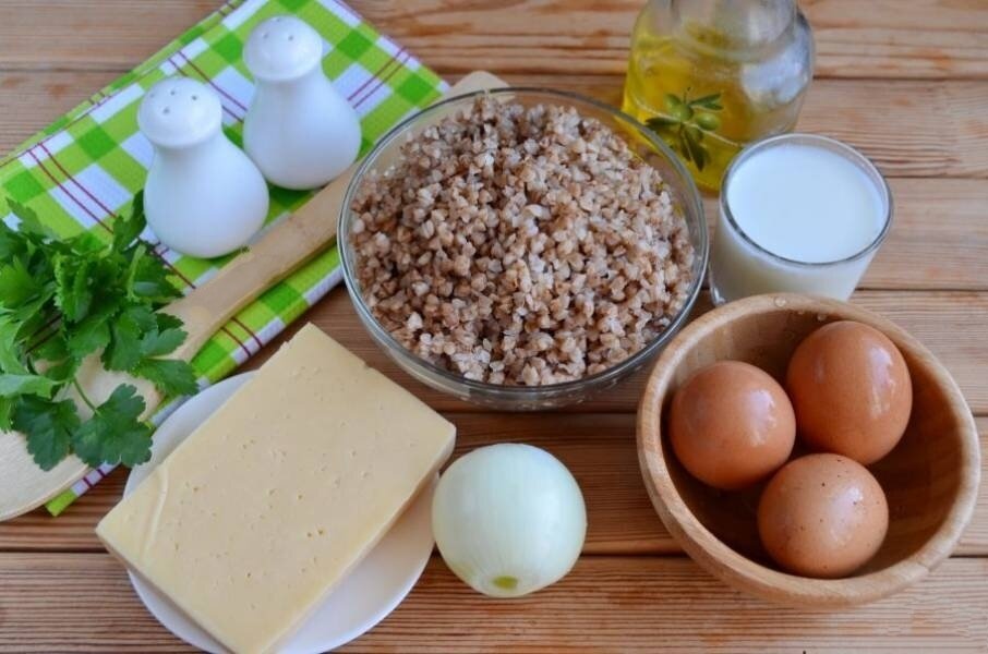 Подготовьте продукты, отмерьте каши два стакана. Не стоит добавлять больше, иначе не хватит яичной заливки.
