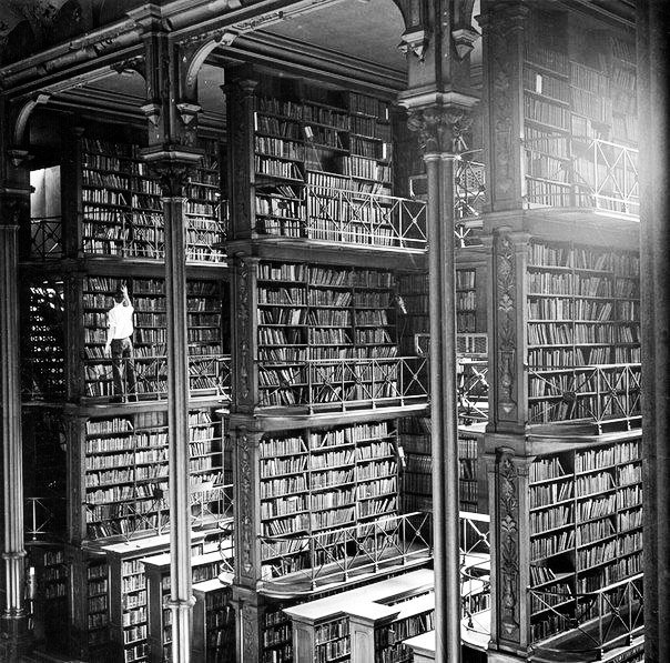 Мужчина в поисках нужной книги в старой библиотеке в Цинциннати, упраздненной в 1955 году. (фото взято из свободных источников в интернете)